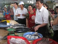 Đà Nẵng: Người dân háo hức đi mua cá sạch từ sáng sớm